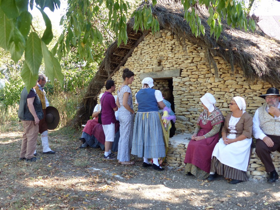 ENtrons dans la loge en pierres sèches